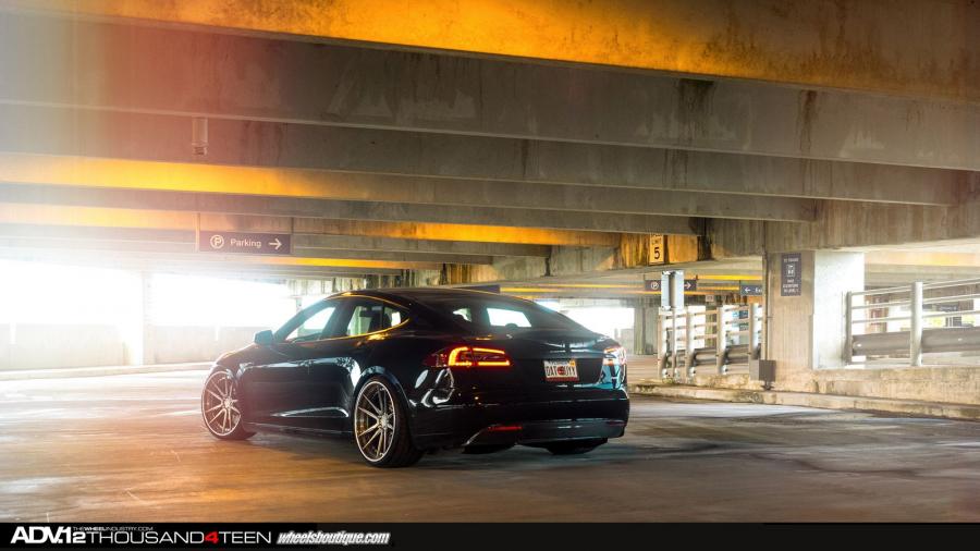  Tesla Model S by ADV.1 Wheels 2014 года  (фото 3 из 21)